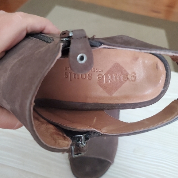 Gentle Souls by Kenneth Cole Sasha Wedges 7.5 - Picture 5 of 5